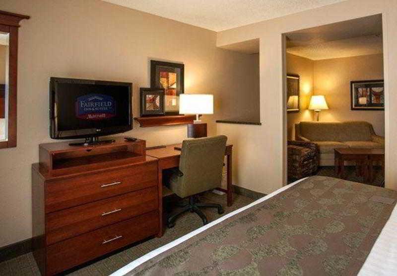 Fairfield Inn & Suites Detroit Livonia Bagian luar foto