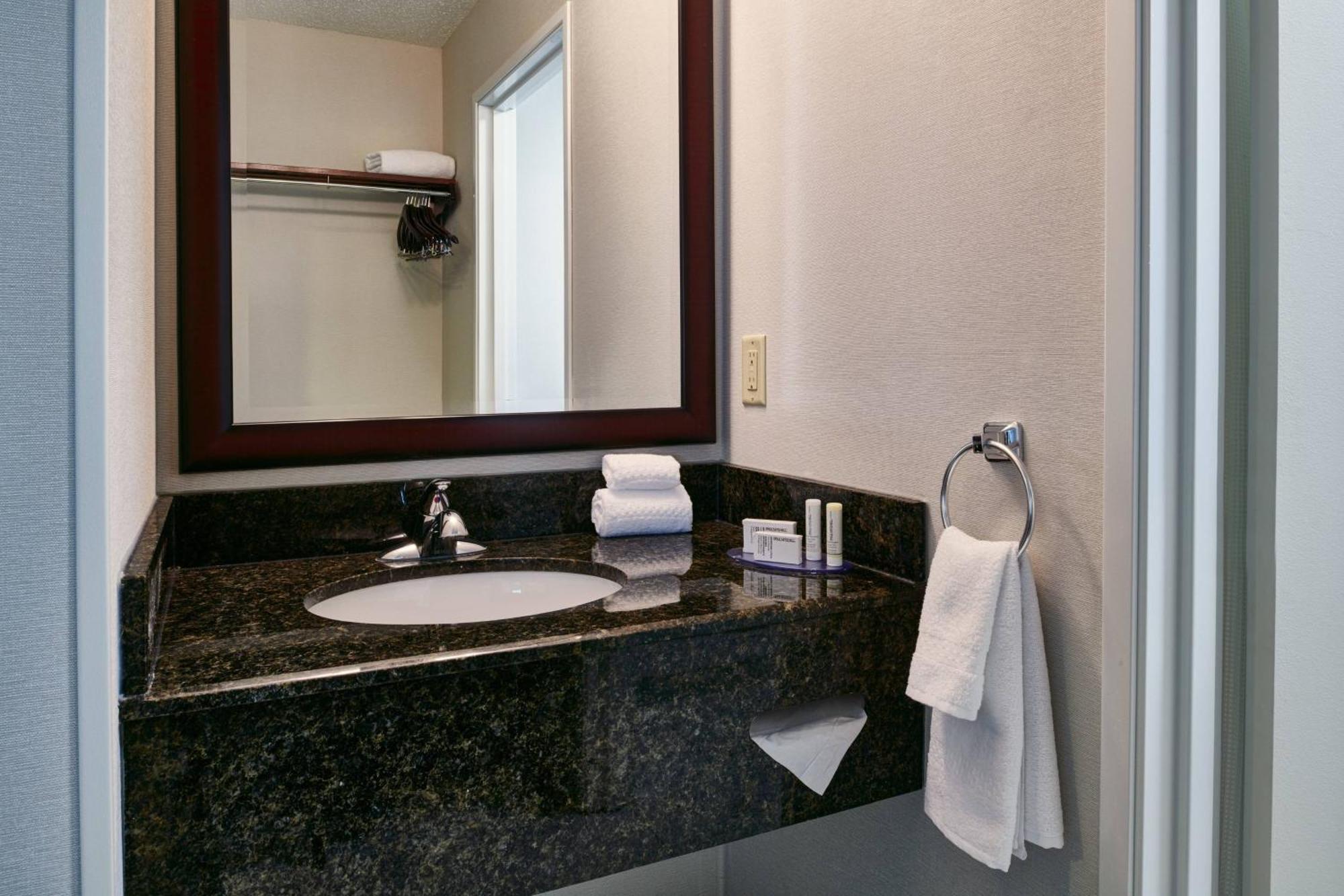 Fairfield Inn & Suites Detroit Livonia Bagian luar foto
